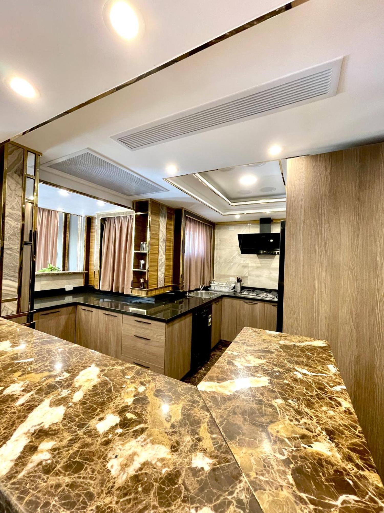 Direct On The Pool 3br Luxury *