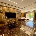 Direct On The Pool 3Br Luxury Apartment