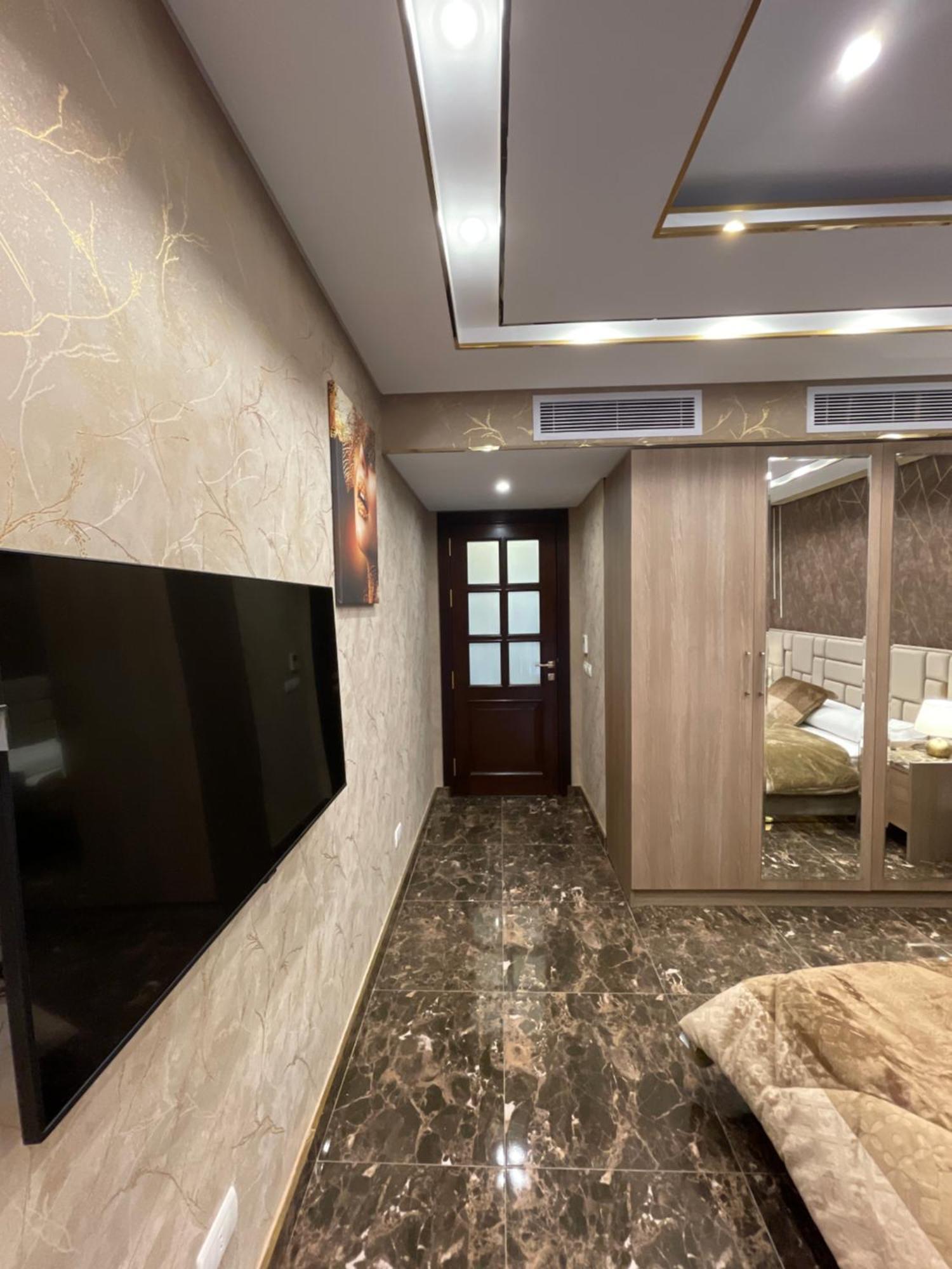 Direct On The Pool 3br Luxury Apartment *