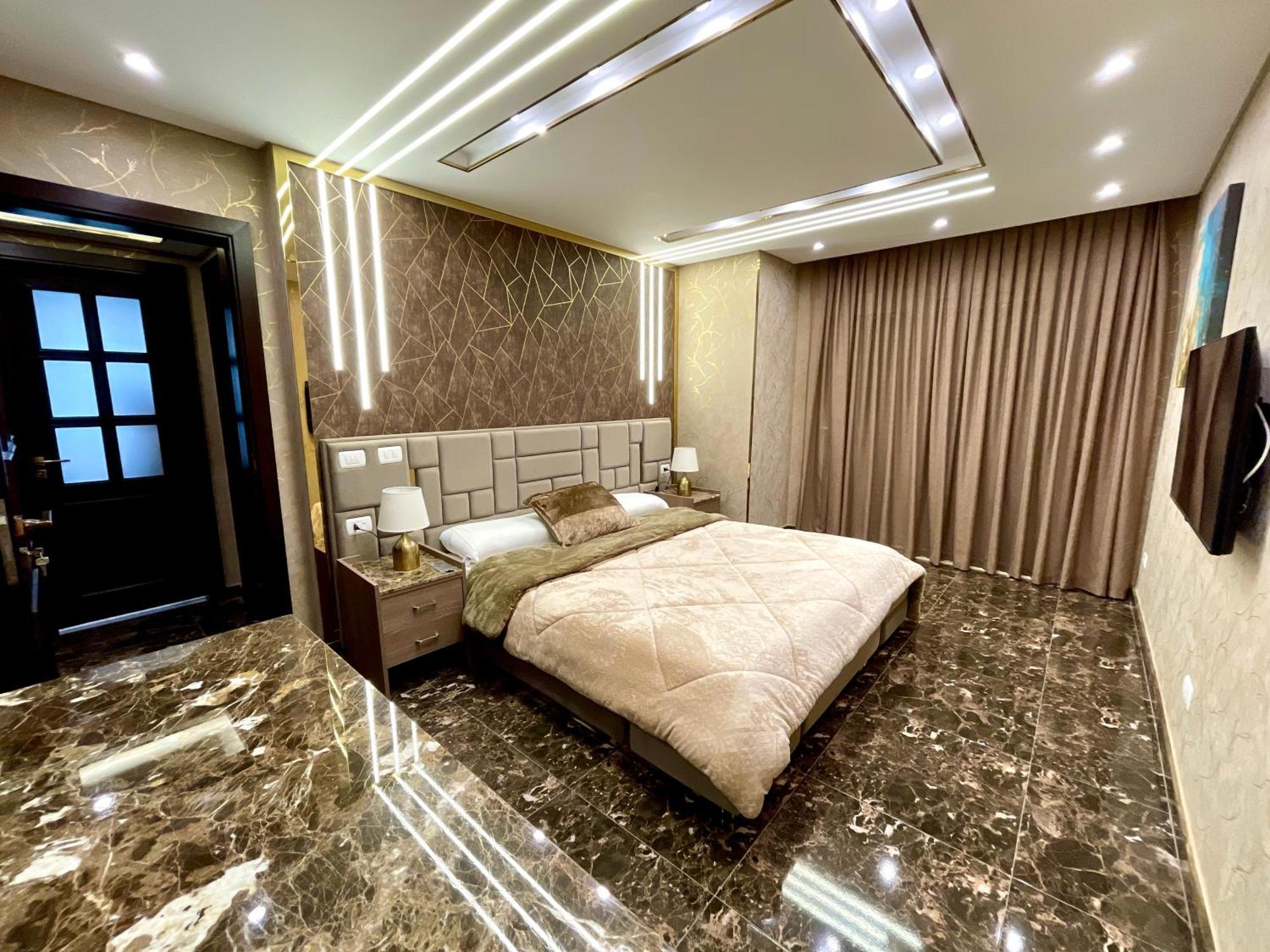 Direct On The Pool 3br Luxury Apartment *
