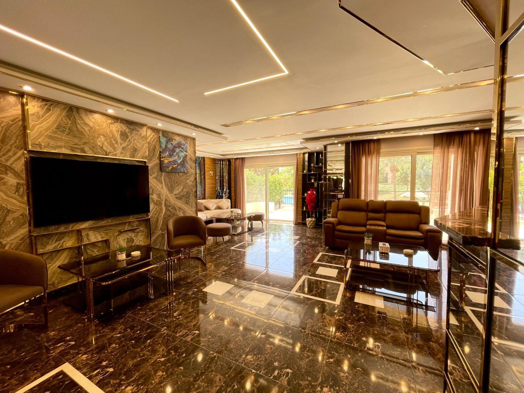 Direct On The Pool 3br Luxury Apartment
