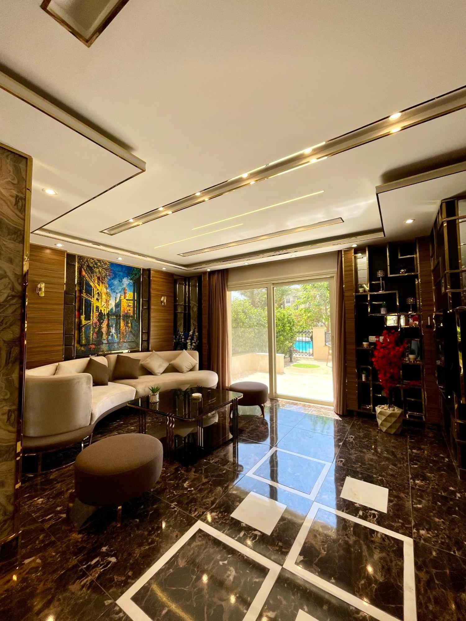 Direct On The Pool 3br Luxury