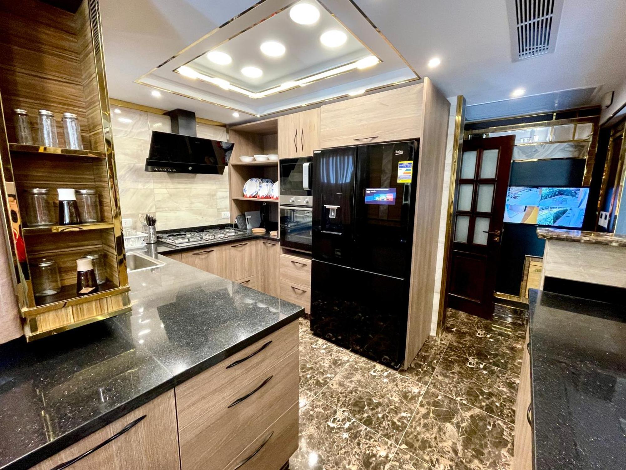 Direct On The Pool 3br Luxury Apartment *