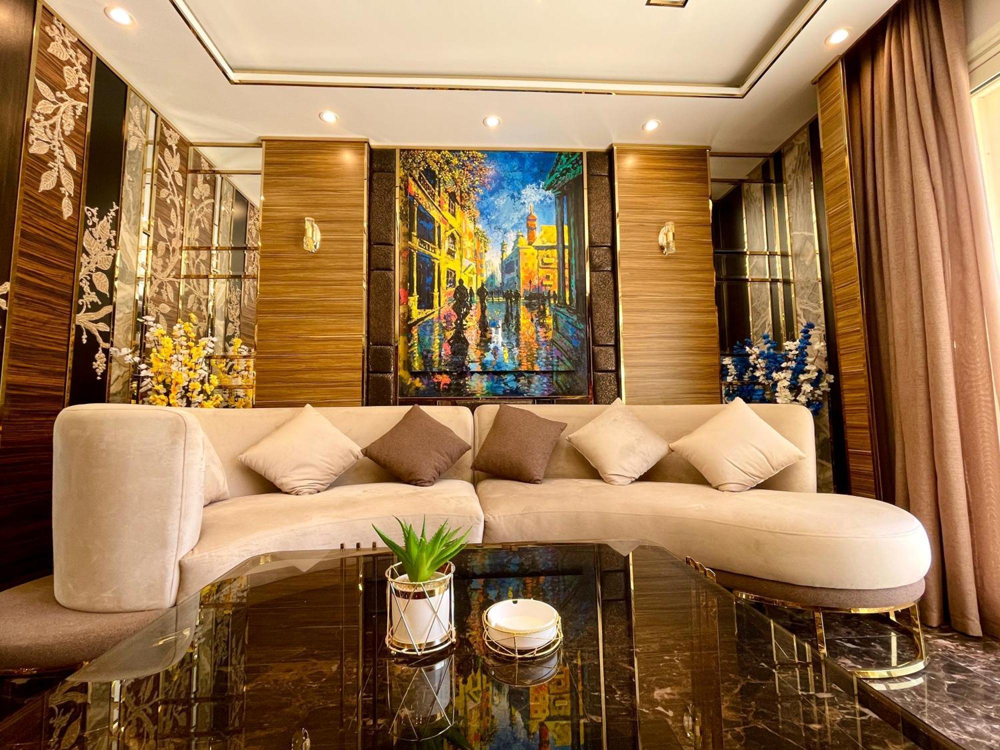 Direct On The Pool 3br Luxury